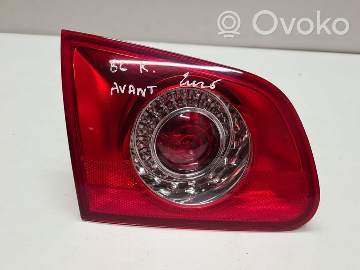 Volkswagen PASSAT B6 Lampy tylnej klapy bagażnika 3C0945093