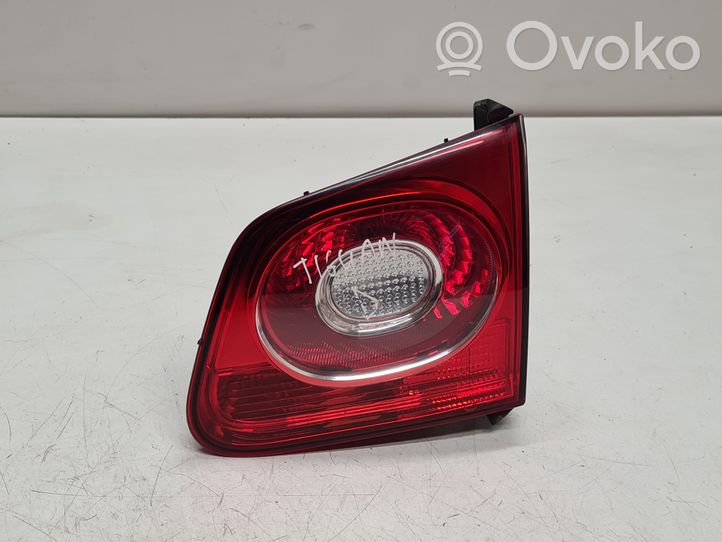 Volkswagen Tiguan Lampy tylnej klapy bagażnika 5N0945094B