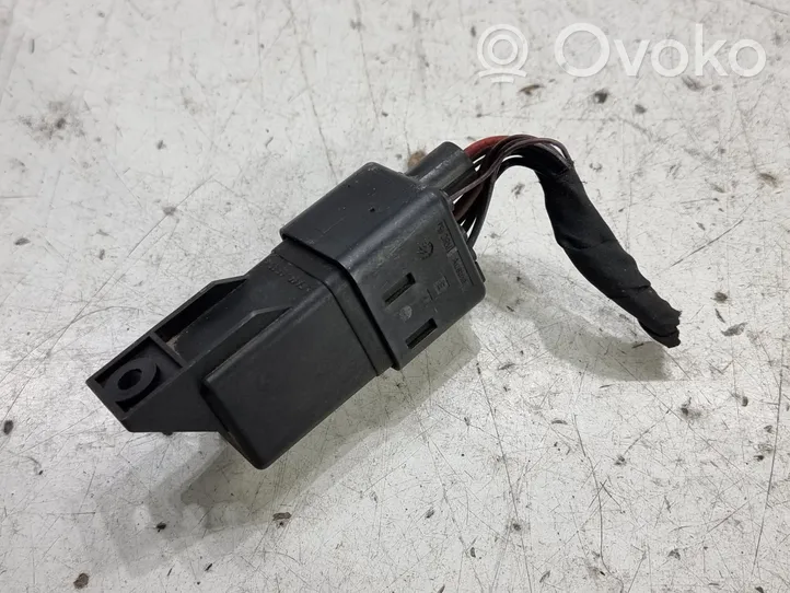 Volkswagen Golf VI Glow plug pre-heat relay 281003038