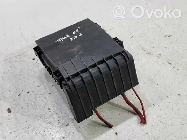 Volkswagen Touran I Module de fusibles 1K0937124