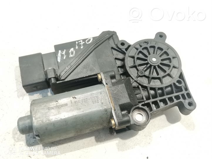 Mercedes-Benz E W210 Moteur de lève-vitre de porte avant 0130821698