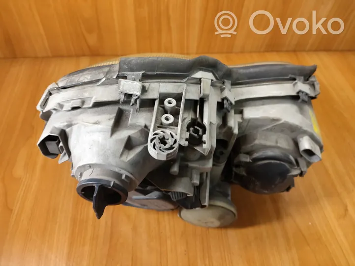 Mercedes-Benz C W203 Lampa przednia A2038200161