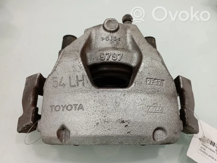 Toyota Aygo AB40 Zacisk hamulcowy przedni 