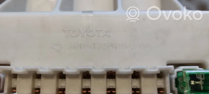 Toyota RAV 4 (XA20) Skrzynka bezpieczników / Komplet PPT25P5