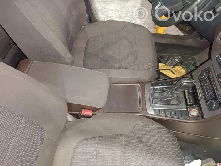 Volkswagen PASSAT Apoyabrazos del asiento trasero 