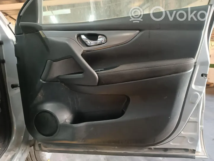 Nissan Qashqai Rivestimento del pannello della portiera anteriore 