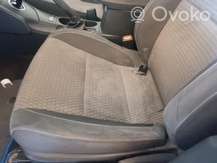 Toyota Auris E180 Kuljettajan istuin 