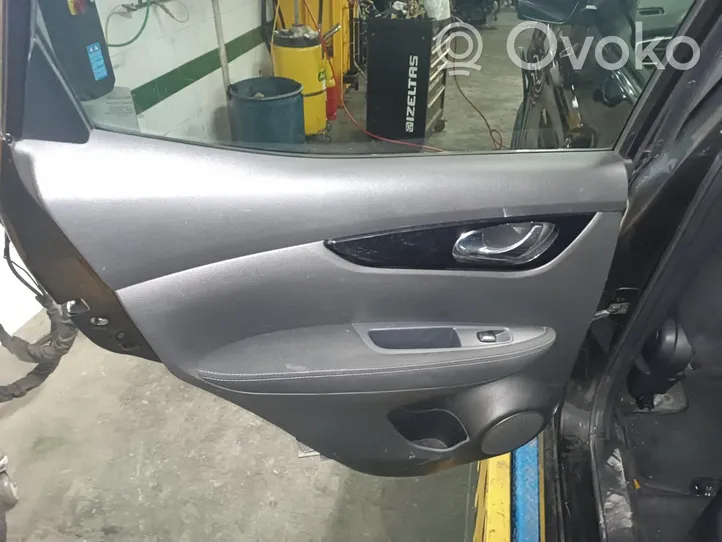 Nissan Qashqai Обшивка задней двери 