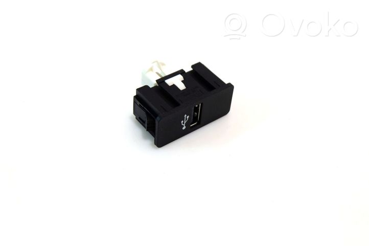 BMW 2 F22 F23 Connecteur/prise USB 007765