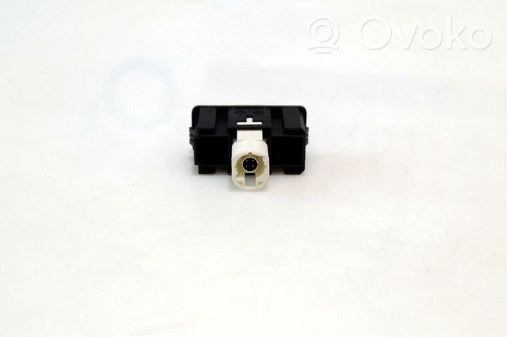 BMW 2 F22 F23 Connecteur/prise USB 007765