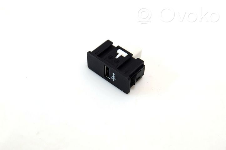 BMW 3 F30 F35 F31 Connettore plug in USB 007790
