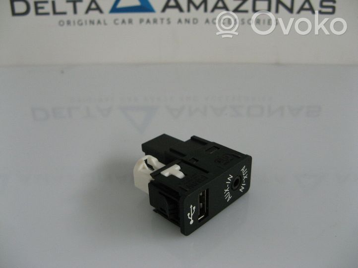 BMW 1 F20 F21 USB-pistokeliitin C00599