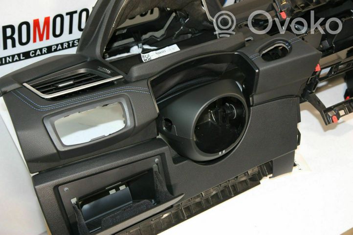 BMW 2 F46 Panelė K00703