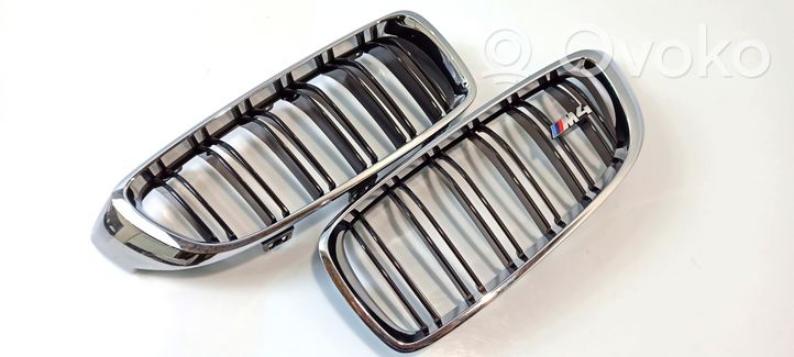 BMW M4 F82 F83 Maskownica / Grill / Atrapa górna chłodnicy 024555