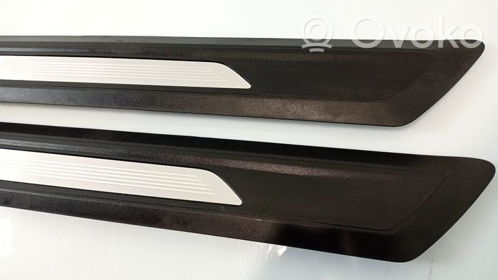 BMW M4 F82 F83 Garniture de marche-pieds avant 022093