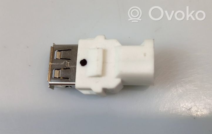 BMW 4 F32 F33 Gniazdo / Złącze USB 024819