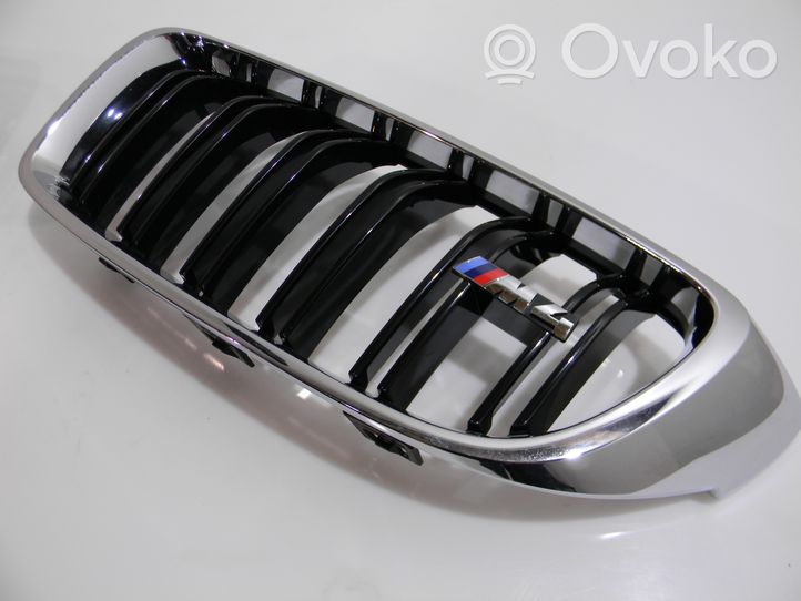 BMW M4 F82 F83 Grille calandre supérieure de pare-chocs avant C01272