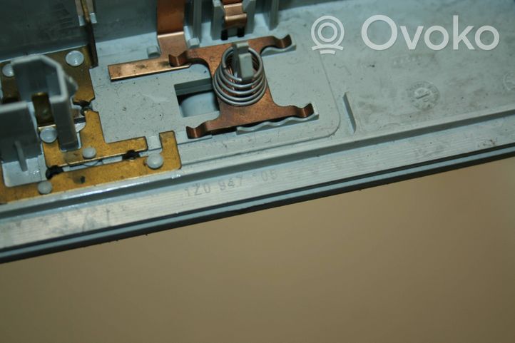Skoda Octavia Mk2 (1Z) Lampka podsufitki tylna 1Z0947105