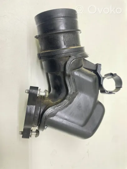 Volkswagen Tiguan Turboahtimen ilmanoton letku 04E129656