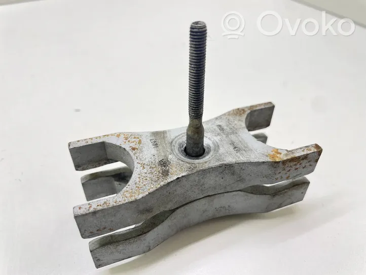 Audi A4 S4 B7 8E 8H Fuel Injector clamp holder 