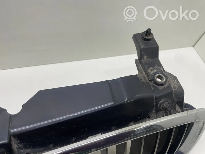 BMW 7 E65 E66 Etupuskurin ylempi jäähdytinsäleikkö 7037727