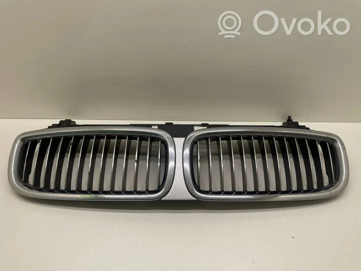 BMW 7 E65 E66 Etupuskurin ylempi jäähdytinsäleikkö 7037727