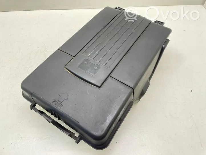 Volkswagen Golf VI Tapa/cubierta para la caja de la batería 3C0915443A