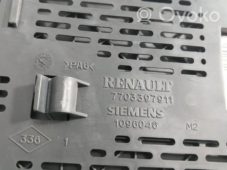 Renault Megane I Module de fusibles 7703297929