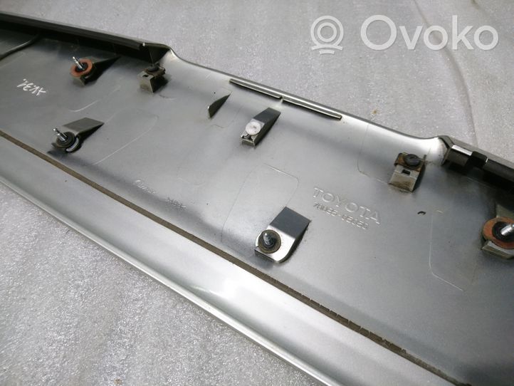 Toyota Avensis T250 Spojler klapy tylnej / bagażnika 