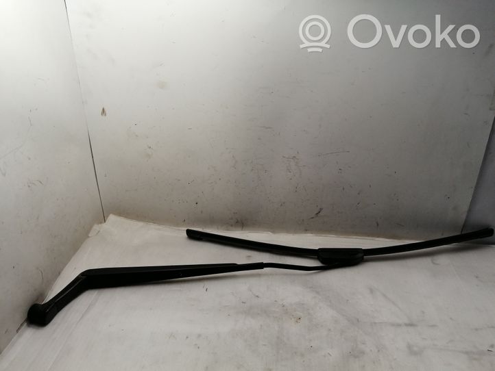 Toyota Avensis T250 Front wiper blade arm 