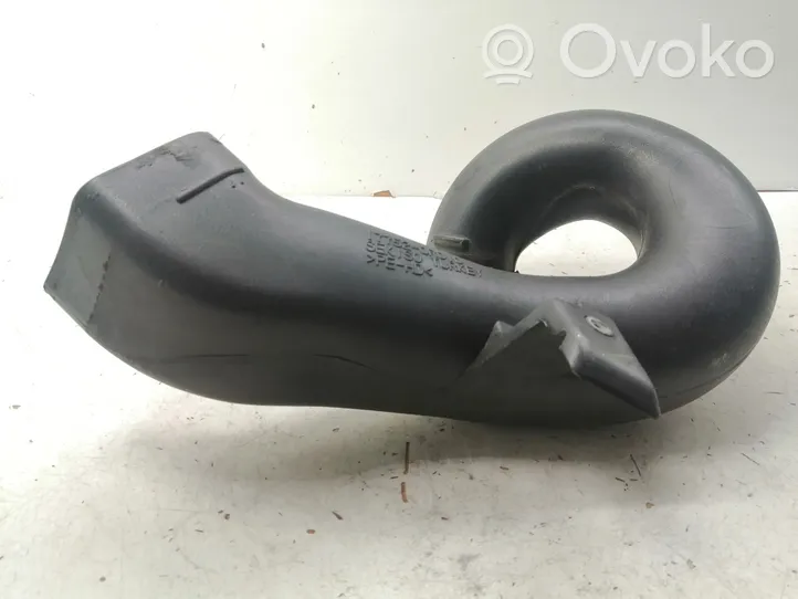 Toyota Avensis T270 Деталь (детали) канала забора воздуха 