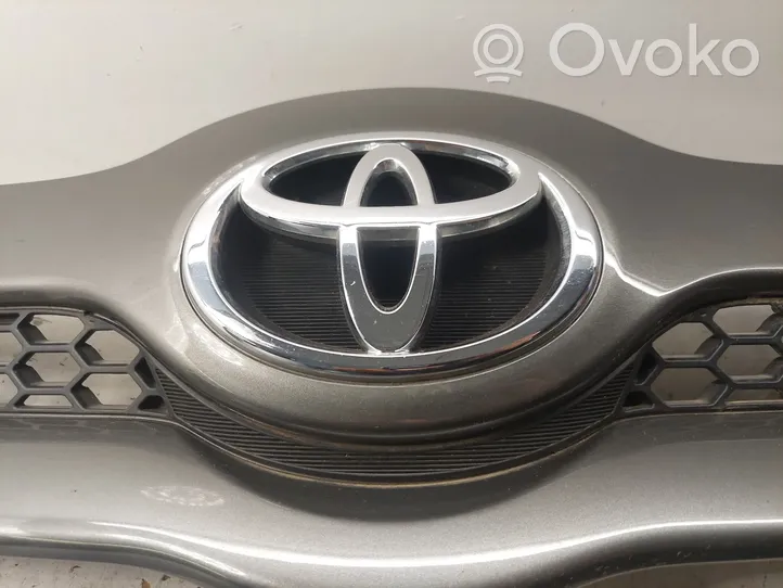 Toyota Corolla Verso AR10 Etupuskurin ylempi jäähdytinsäleikkö 531110F020