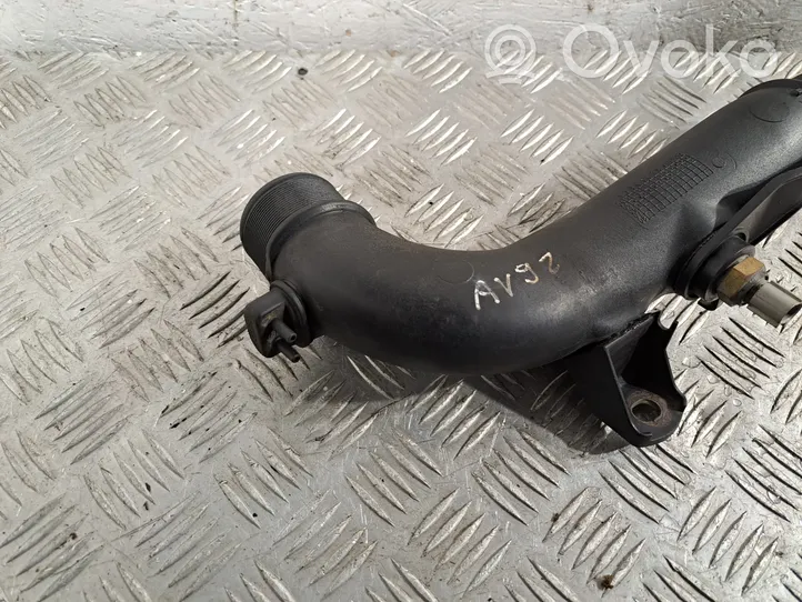 Toyota Avensis T250 Support, tuyau de refroidissement intermédiaire 