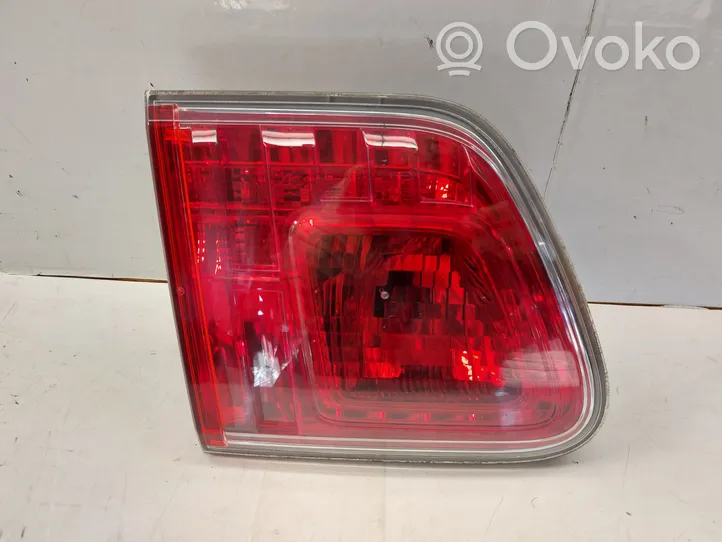 Toyota Avensis T270 Lampy tylnej klapy bagażnika 