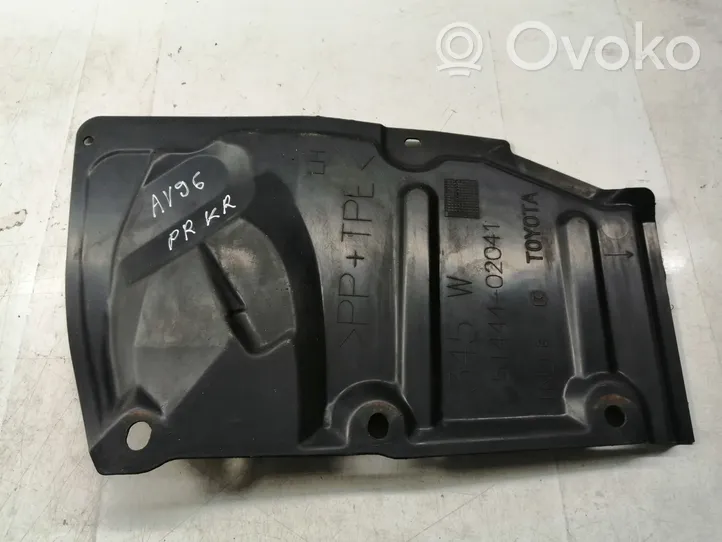 Toyota Avensis T270 Protezione anti spruzzi/sottoscocca del motore 