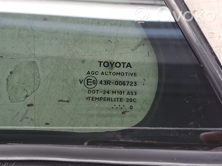 Toyota Avensis T270 Vetro del deflettore posteriore 