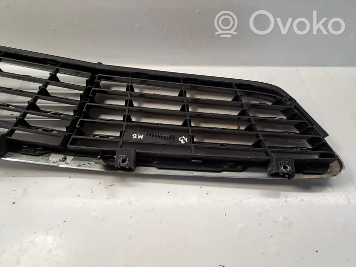 Mercedes-Benz C W203 Grille calandre supérieure de pare-chocs avant A2038800183