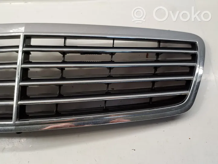Mercedes-Benz C W203 Grille calandre supérieure de pare-chocs avant A2038800183