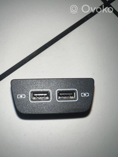 Volkswagen Polo VI AW Connecteur/prise USB 2G0035954