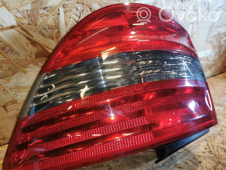 Mercedes-Benz B W245 Luz trasera/de freno A1698202664