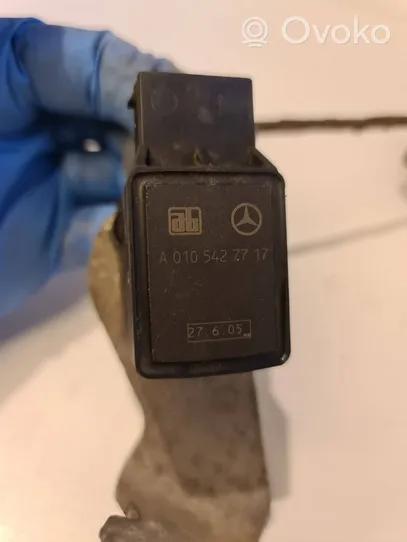 Mercedes-Benz E W211 Sensore di livello altezza posteriore sospensioni pneumatiche A0105427717