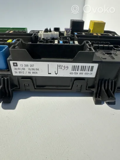 Opel Zafira B Module de fusibles 13268287