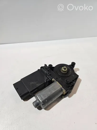 Volkswagen PASSAT B5.5 Front door window regulator motor 0130821695