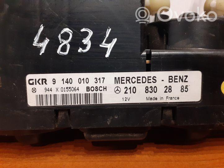 Mercedes-Benz E W210 Interrupteur ventilateur 2108302885