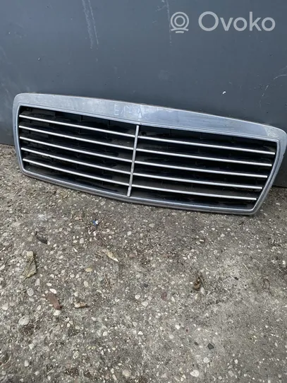 Mercedes-Benz E W210 Grotelės viršutinės 2108880123