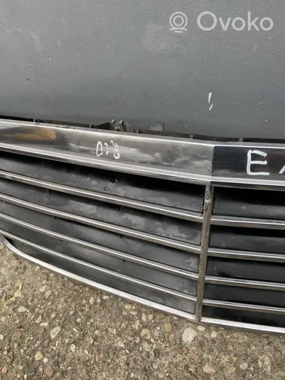 Mercedes-Benz E W210 Maskownica / Grill / Atrapa górna chłodnicy 2108800683