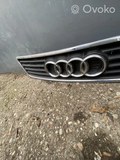 Audi A6 S6 C5 4B Grotelės viršutinės 4B0853651A