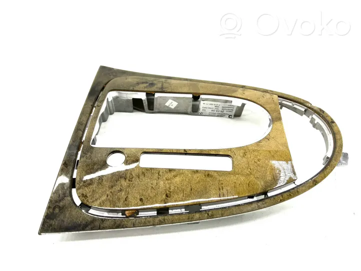 Mercedes-Benz CLS C219 Rivestimento in plastica cornice della leva del cambio A2196807736