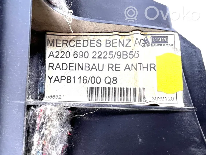 Mercedes-Benz S W220 Takaistuintilan alempi sivulista A2206902225