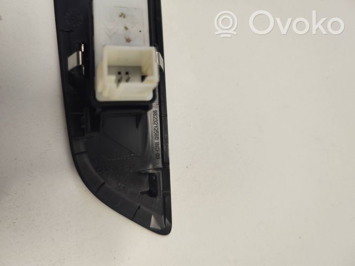 Peugeot 208 Support bouton lève vitre porte arrière 9823212580